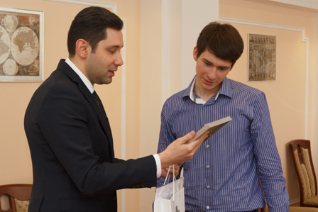 Вручение памятных подарков